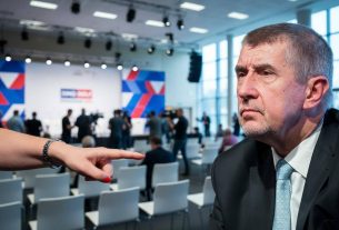 Бывшего премьера Чехии ранили костылем на предвыборном митинге