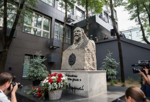 Во Владивостоке памятник Дзержинскому вернули в центр города