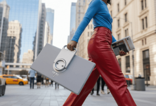 Samsung выпустила портативный телевизор с удобной ручкой-подставкой