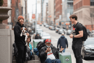 Американцы помогают бездомным рюкзаками с солнечными батареями