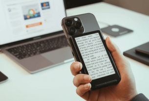 Xteink выпустила компактную E-Ink читалку для крепления к iPhone